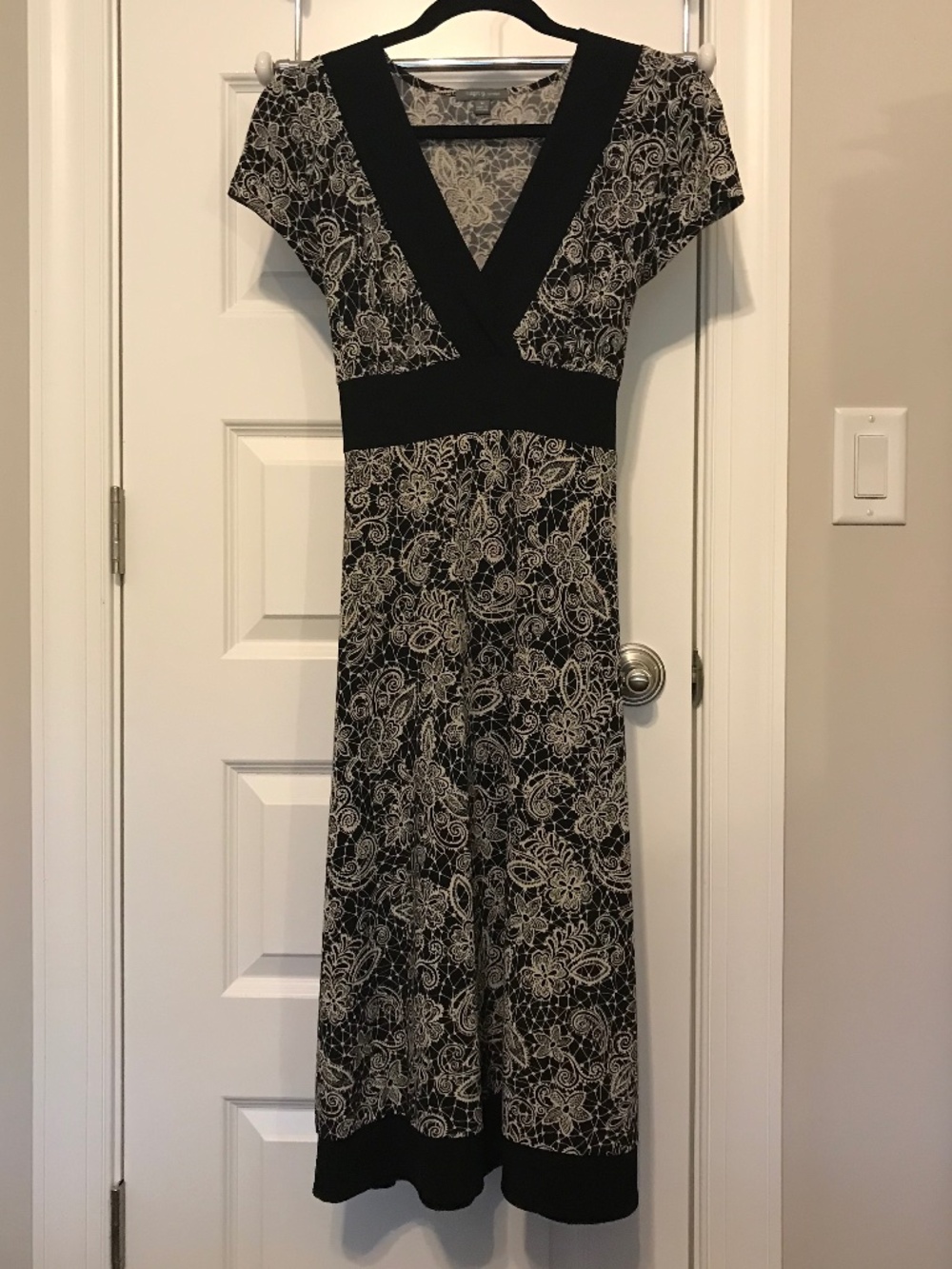 Apt. 9 b&w cap sleeve v-neck slip on floral/paisley midi dress, waist tie (M)